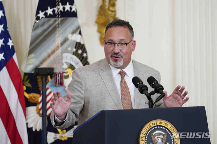 [워싱턴= AP/뉴시스] 미겔 카르도나 미 교육부장관이 4월 27일 백악관의 전국 교사회의에서 연설하고 있다. 그는 5월 26일 하원 청문회에서 텍사스주 유밸디 초교의 총격사건에 대해 보고하고 "어린이 피살사건에 무감각해지고 있는 미국이 부끄럽다"고 말했다. 