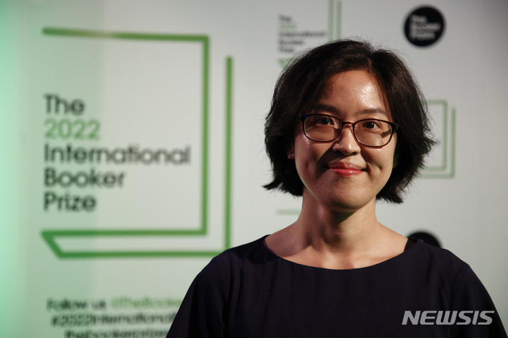 [런던= AP/뉴시스] 소설집' 저주토끼'로 부커상 인터내셔널 부문 최종후보에 오른 정보라 작가가 26일(현지시간) 영국 런던 이벤트홀인 원메릴본에서 열린 부커상 시상식에 참석해 포즈를 취하고 있다. 2022.05.27