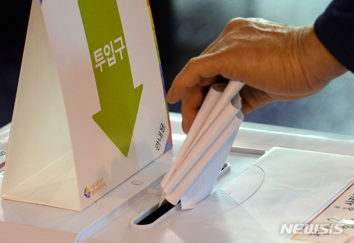 [전주=뉴시스] 김얼 기자 = 제8회 전국동시지방선거 사전투표 첫날인 27일 전북 전주시 완산구 꽃밭정이노인복지관 사전투표소에서 유권자가 투표를 하고 있다. 2022.05.27. pmkeul@newsis.com