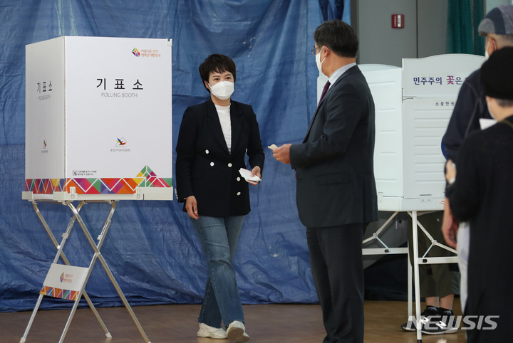 [성남=뉴시스] 국회사진기자단 = 김은혜 국민의힘 경기도지사 후보가 27일 오전 경기 분당구 운중동 행정복지센터에 마련된 사전투표소에서 기표 뒤 나오고 있다. 2022.05.27. photo@newsis.com