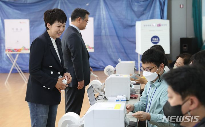 [성남=뉴시스] 국회사진기자단 = 김은혜 국민의힘 경기도지사 후보가 27일 오전 경기 분당구 운중동 행정복지센터에 마련된 사전투표소에서 신원확인을 위해 마스크를 벗고 있다. 2022.05.27. photo@newsis.com