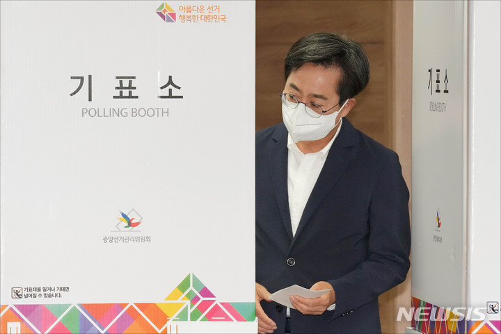 [수원=뉴시스] 국회사진기자단 = 김동연 더불어민주당 경기도지사 후보가 27일 오전 경기도 수원시 영통구 광교1동 행정복지센터에 마련된 사전투표소에서 투표용지에 기표를 마친 후 기표소를 나오고 있다. 2022.05.27. photo@newsis.com