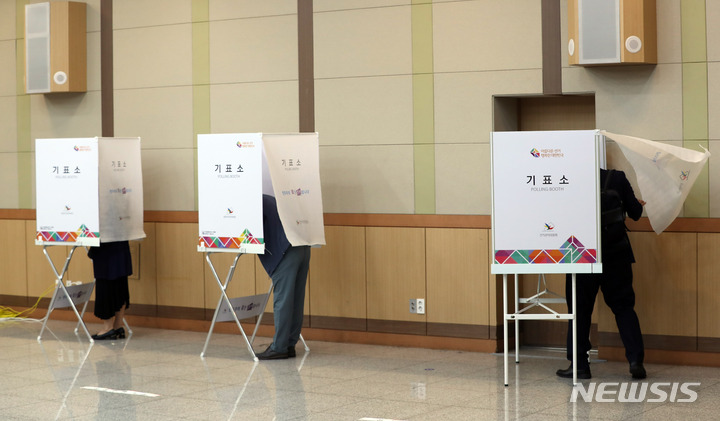 [부산=뉴시스] 하경민 기자 = 제8회 전국동시지방선거 사전투표 첫날인 27일 오전 부산 남구청 대강당에 마련된 대연제6동 사전투표소를 찾은 시민들이 소중한 한 표를 행사하고 있다. 부산 사전투표는 28일까지 이틀 간 205개 투표소에서 진행된다. 2022.05.27. yulnetphoto@newsis.com