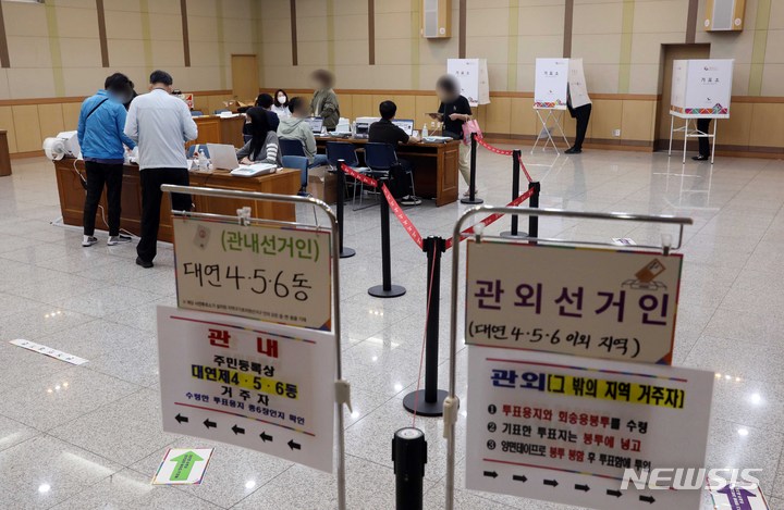 [부산=뉴시스] 하경민 기자 = 제8회 전국동시지방선거 사전투표 첫날인 27일 오전 부산 남구청 대강당에 마련된 대연제6동 사전투표소를 찾은 시민들이 소중한 한 표를 행사하고 있다. 부산 사전투표는 28일까지 이틀 간 205개 투표소에서 진행된다. 2022.05.27. yulnetphoto@newsis.com