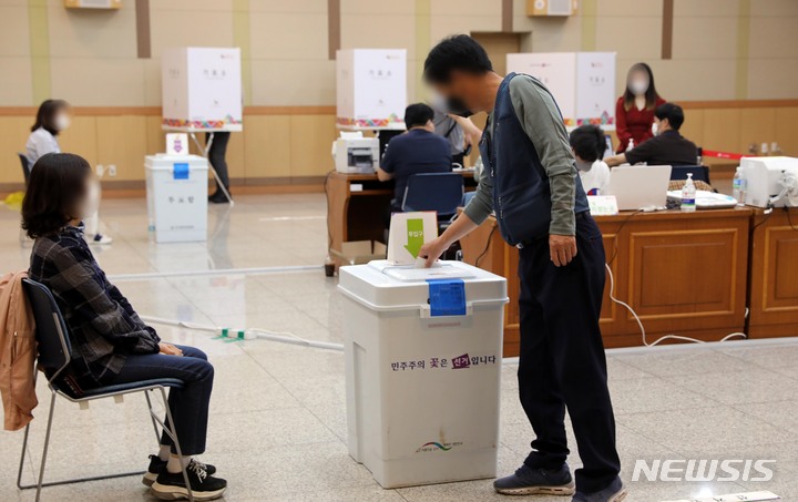 [부산=뉴시스] 하경민 기자 = 제8회 전국동시지방선거 사전투표 첫날인 27일 오전 부산 남구청 대강당에 마련된 대연제6동 사전투표소를 찾은 시민들이 소중한 한 표를 행사하고 있다. 부산 사전투표는 28일까지 이틀 간 205개 투표소에서 진행된다. 2022.05.27. yulnetphoto@newsis.com