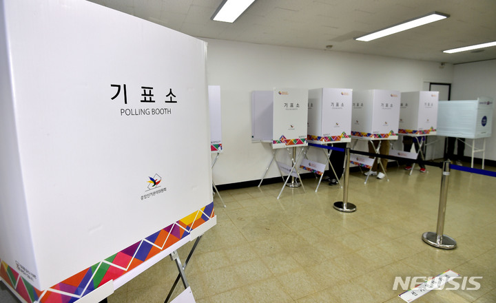 [대구=뉴시스] 이무열 기자 = 제8회 전국동시지방선거 사전투표 첫날인 27일 오전 대구 달서구 도원동 행정복지센터에 마련된 사전투표소에서 유권자들이 투표를 하고 있다. 2022.05.27. lmy@newsis.com