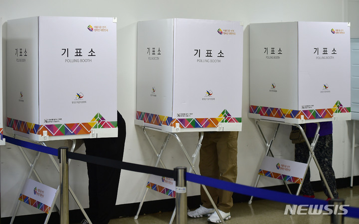 [대구=뉴시스] 이무열 기자 = 제8회 전국동시지방선거 사전투표 첫날인 27일 오전 대구 달서구 도원동 행정복지센터에 마련된 사전투표소에서 유권자들이 투표를 하고 있다. 2022.05.27. lmy@newsis.com