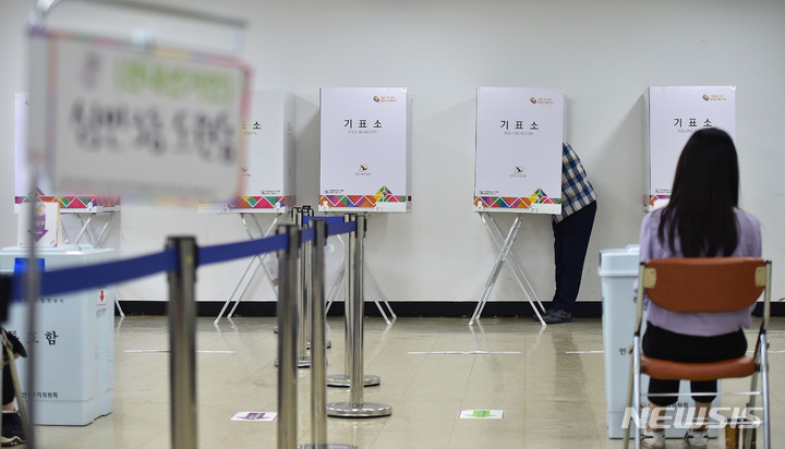 [대구=뉴시스] 이무열 기자 = 제8회 전국동시지방선거 사전투표 첫날인 27일 오전 대구 달서구 도원동 행정복지센터에 마련된 사전투표소에서 유권자가 투표를 하고 있다. 2022.05.27. lmy@newsis.com