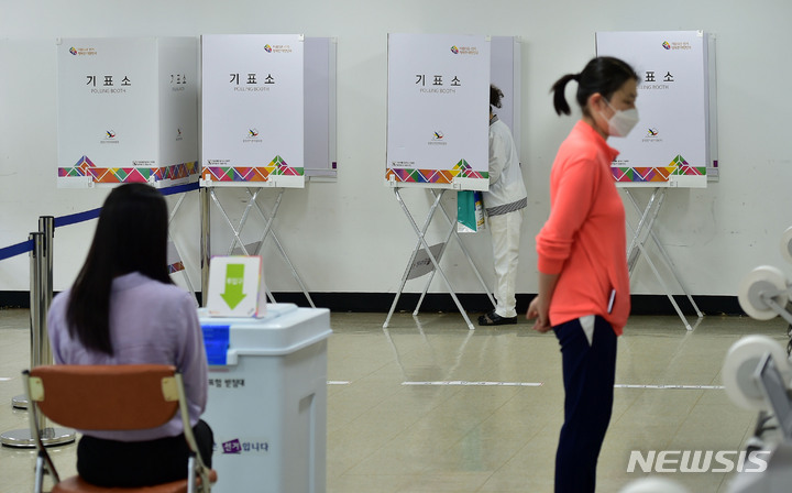 [대구=뉴시스] 이무열 기자 = 제8회 전국동시지방선거 사전투표 첫날인 27일 오전 대구 달서구 도원동 행정복지센터에 마련된 사전투표소에서 유권자들이 투표를 하고 있다. 2022.05.27. lmy@newsis.com