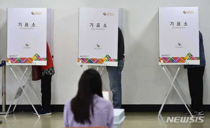 [대구=뉴시스] 이무열 기자 = 제8회 전국동시지방선거 사전투표 첫날인 27일 오전 대구 달서구 도원동 행정복지센터에 마련된 사전투표소에서 유권자들이 투표를 하고 있다. 2022.05.27. lmy@newsis.com