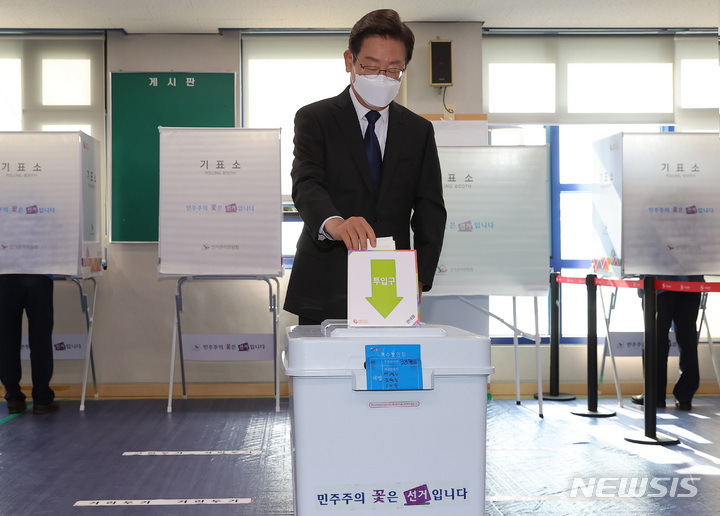 [인천=뉴시스] 국회사진기자단 = 인천 계양을 국회의원 보궐선거에 출마한 이재명 더불어민주당 총괄선거대책위원장이 27일 오전 인천 계산4동행정복지센터에서 사전투표를 하고 있다. 2022.05.27. photo@newsis.com