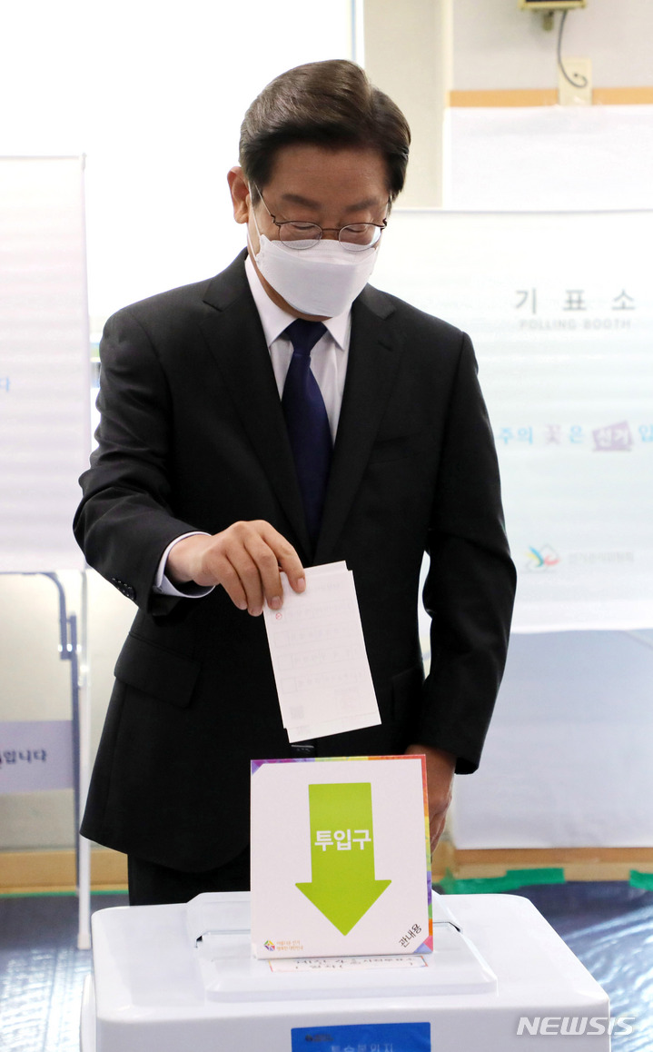 [인천=뉴시스] 국회사진기자단 = 이재명 더불어민주당 계양을 보궐선거 후보자가 27일 인천 계산4동행정복지센터에 마련된 투표소에서 투표를 하고 있다. 2022.05.27. photo@newsis.com