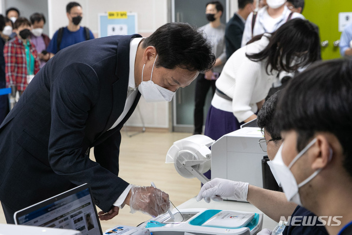 [서울=뉴시스] 국회사진기자단 = 오세훈 국민의힘 서울시장 후보가 27일 오전 서울 광진구 자양3동 주민센터에 마련된 사전투표소에서 제8회 전국동시지방선거·국회의원 보궐선거 투표를 하고 있다. 2022.05.27. photo@newsis.com