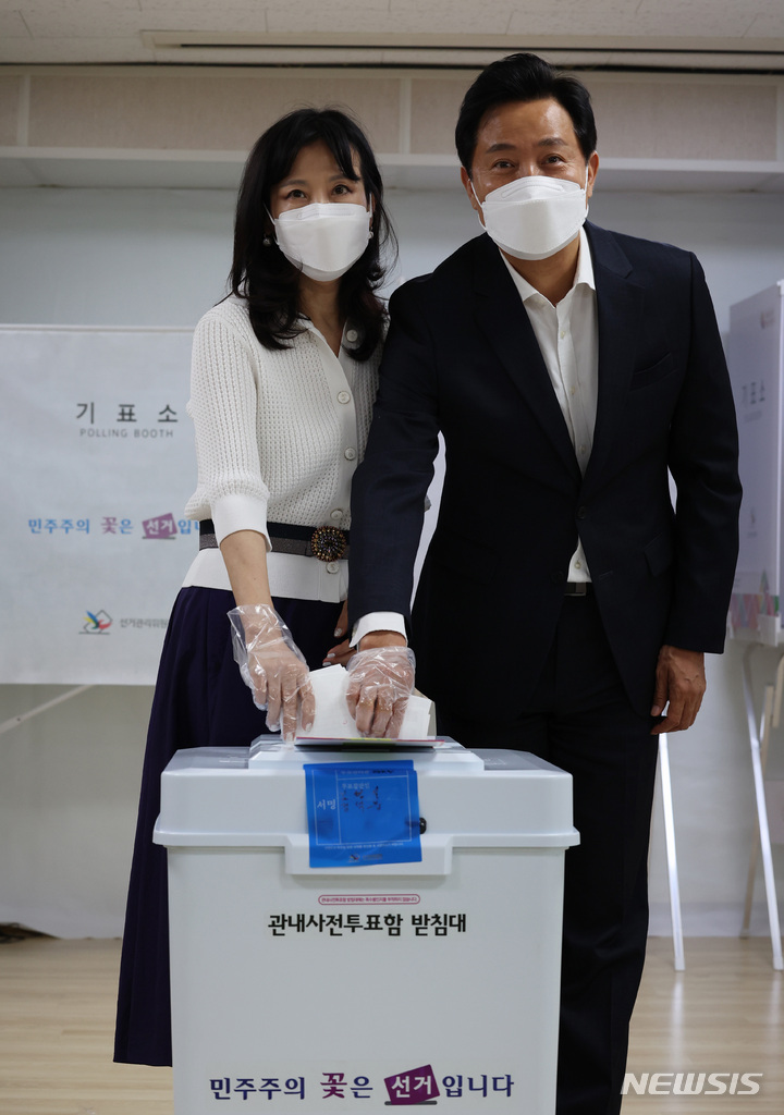 [서울=뉴시스] 국회사진기자단 = 제8회 전국동시지방선거 사전투표 첫날인 27일 오세훈 국민의힘 서울시장 후보가 부인 송현옥 씨와 서울 광진구 자양3동 주민센터에 마련된 사전투표소에서 투표를 하고 있다. 2022.05.27. photo@newsis.com