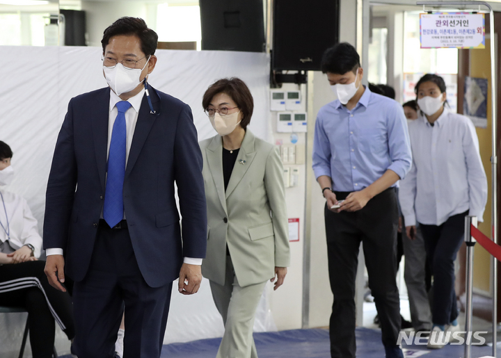 [서울=뉴시스] 최진석 기자 = 송영길 더불어민주당 서울시장 후보가 27일 서울 용산구 이촌제1동 사전투표소에서 가족들과 함께 6.1지방선거 사전투표를 하고 있다. 왼쪽부터 송 서울시장 후보, 배우자 남영신 씨, 아들 송주환 씨, 딸 송현주 씨. 2022.05.27. myjs@newsis.com