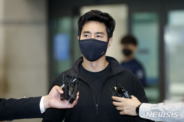 [인천공항=뉴시스] 최동준 기자 = 우크라이나 외국인 의용병 부대에 합류했던 이근 전 해군특수전전단 대위가 27일 인천국제공항을 통해 귀국해 취재진 질문에 답변하고 있다. 2022.05.27. photocdj@newsis.com