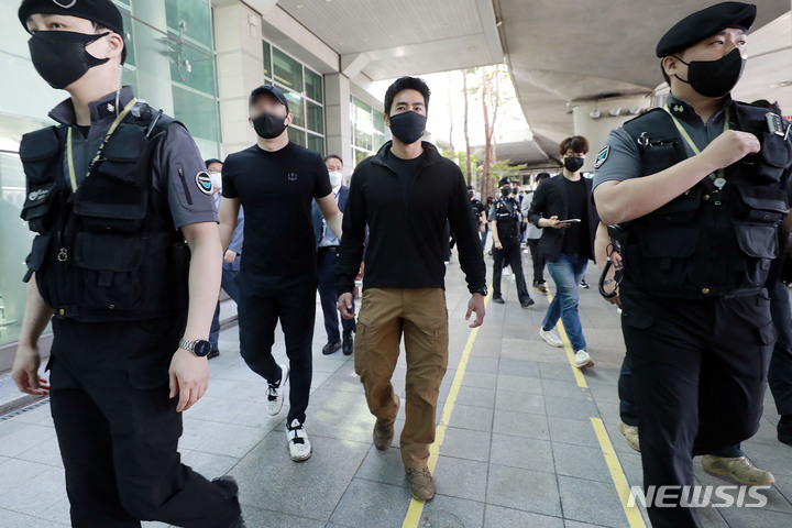 [인천공항=뉴시스] 최동준 기자 = 우크라이나 외국인 의용병 부대에 합류했던 이근 전 해군특수전전단 대위가 27일 인천국제공항을 통해 귀국하고 있다. 2022.05.27. photocdj@newsis.com