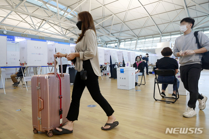 [인천공항=뉴시스] 최동준 기자 = 27일 인천국제공항에서 시민들이 해외로 출국 전 사전투표를 하고 있다. 2022.05.27. photocdj@newsis.com