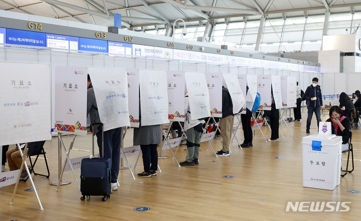 [인천공항=뉴시스] 최동준 기자 = 27일 인천국제공항에서 시민들이 해외로 출국 전 사전투표를 하고 있다. 2022.05.27. photocdj@newsis.com