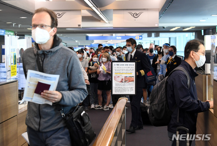 [인천공항=뉴시스] 최동준 기자 = 지난해 5월 27일 오전 인천국제공항 제1여객터미널 입국장에서 독일 프랑크푸르트와 우즈베키스탄발 탑승객들이 검역을 받기 위해 대기하고 있는 가운데 원숭이 두창 안내문이 게시되어 있다. (공동취재사진) 2023.04.12. photo@newsis.com