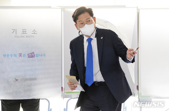 [서울=뉴시스] 최진석 기자 = 송영길 더불어민주당 서울시장 후보가 제8회 전국동시지방선거 사전투표 첫날인 27일 서울 용산구 이촌제1동 사전투표소에서 투표를 하고 있다. (공동취재사진) 2022.05.27. photo@newsis.com