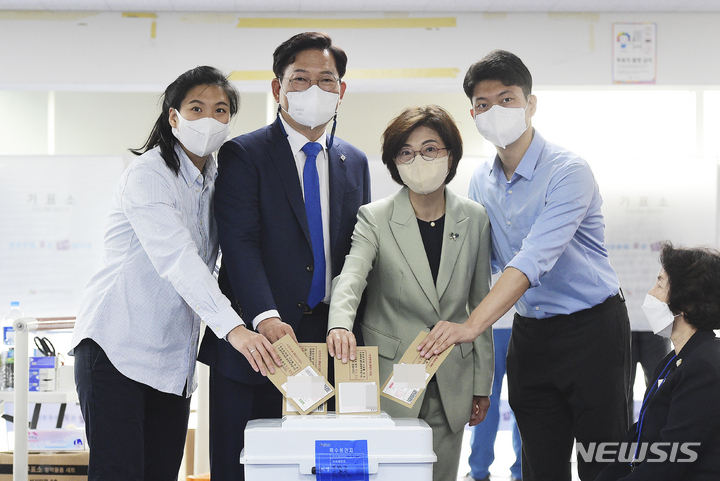 [서울=뉴시스] 최진석 기자 = 송영길 더불어민주당 서울시장 후보가 제8회 전국동시지방선거 사전투표 첫날인 27일 서울 용산구 이촌제1동 사전투표소에서 가족들과 함께 투표를 하고 있다. 왼쪽부터 딸 송현주 씨, 송 서울시장 후보, 배우자 남영신 씨, 아들 송주환 씨. (공동취재사진) 2022.05.27. photo@newsis.com