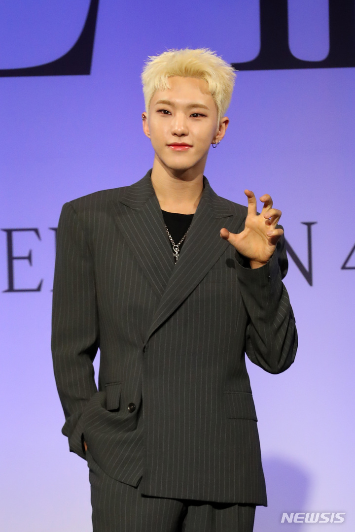 [서울=뉴시스] 박진희 기자 = 그룹 세븐틴 멤버 호시가 27일 서울 여의도 콘래드 서울에서 정규 4집 'Face the Sun'(페이스 더 선) 발매 기념 글로벌 기자간담회에 참석하여 사진촬영을 하고 하고 있다. 2022.05.27. pak7130@newsis.com