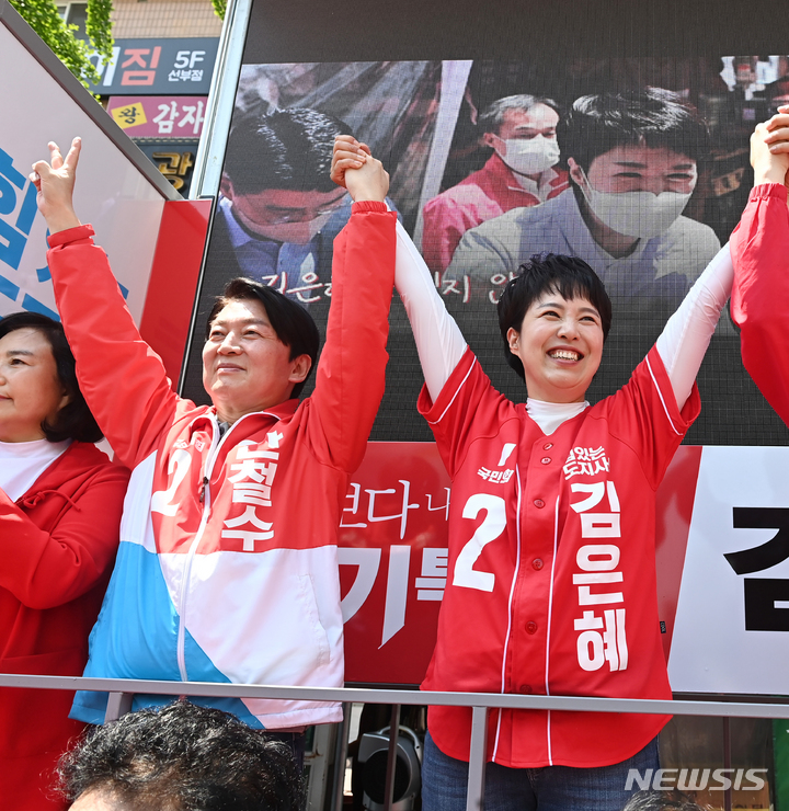 [안산=뉴시스] 김종택기자 = 안철수 국민의힘 성남 분당갑 후보와 김은혜 국민의힘 경기도지사 후보가 27일 경기도 안산시 선부동에서 유세를 하며 지지를 호소하고 있다. 2022.05.27. jtk@newsis.com