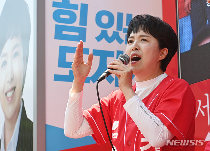 [안산=뉴시스] 김종택기자 = 김은혜 국민의힘 경기도지사 후보가 27일 경기도 안산시 선부동에서 유세를 하며 지지를 호소하고 있다. 2022.05.27. jtk@newsis.com