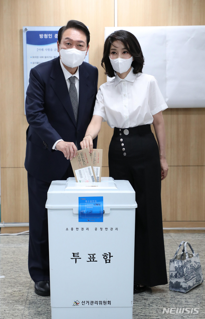 [서울=뉴시스] 홍효식 기자 = 윤석열 대통령과 김건희 여사가 제8회 전국동시지방선거 사전투표 첫날인 27일 서울 용산구 용산구의회에 마련된 사전투표소에서 투표를 하고 있다. 2022.05.27. yesphoto@newsis.com