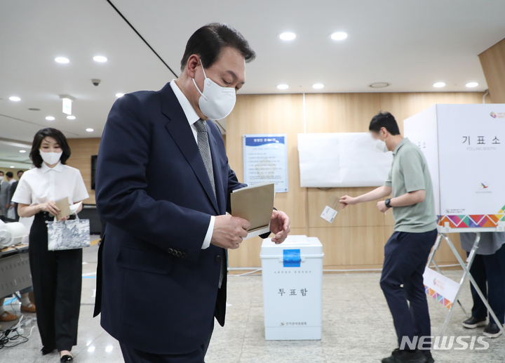 [서울=뉴시스] 홍효식 기자 = 윤석열 대통령이 제8회 전국동시지방선거 사전투표 첫날인 27일 서울 용산구 용산구의회에 마련된 사전투표소에서 투표를 하기 위해 기표소로 들어가고 있다. 2022.05.27. yesphoto@newsis.com