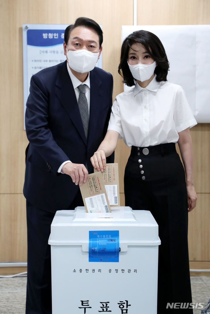 [서울=뉴시스] 홍효식 기자 = 윤석열 대통령과 김건희 여사가 제8회 전국동시지방선거 사전투표 첫날인 27일 서울 용산구 용산구의회에 마련된 사전투표소에서 투표를 하고 있다. 2022.05.27. yesphoto@newsis.com