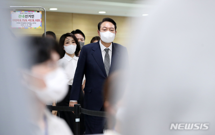 [서울=뉴시스] 홍효식 기자 = 윤석열 대통령과 김건희 여사가 제8회 전국동시지방선거 사전투표 첫날인 27일 서울 용산구 용산구의회에 마련된 사전투표소로 들어서고 있다. 2022.05.27. yesphoto@newsis.com