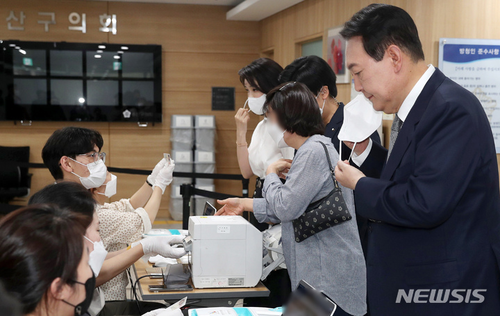 [서울=뉴시스] 홍효식 기자 = 윤석열 대통령과 김건희 여사가 제8회 전국동시지방선거 사전투표 첫날인 27일 서울 용산구 용산구의회에 마련된 사전투표소에서 얼굴 확인을 하고 있다. (대통령실통신사진기자단) 2022.05.27. yesphoto@newsis.com