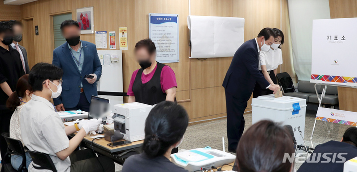 [서울=뉴시스] 홍효식 기자 = 윤석열 대통령과 김건희 여사가 제8회 전국동시지방선거 사전투표 첫날인 27일 서울 용산구 용산구의회에 마련된 사전투표소에서 투표를 하고 있다. (대통령실통신사진기자단) 2022.05.27. yesphoto@newsis.com