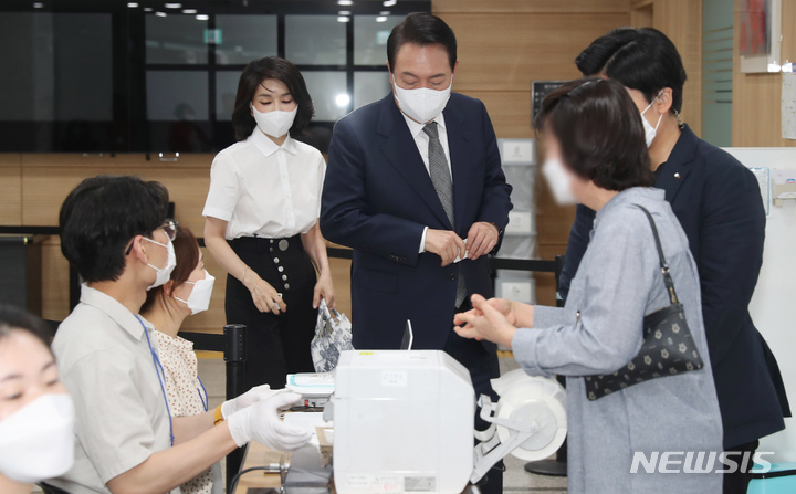 [서울=뉴시스] 홍효식 기자 = 윤석열 대통령과 김건희 여사가 제8회 전국동시지방선거 사전투표 첫날인 27일 서울 용산구 용산구의회에 마련된 사전투표소로 들어서고 있다. (대통령실통신사진기자단) 2022.05.27. yesphoto@newsis.com
