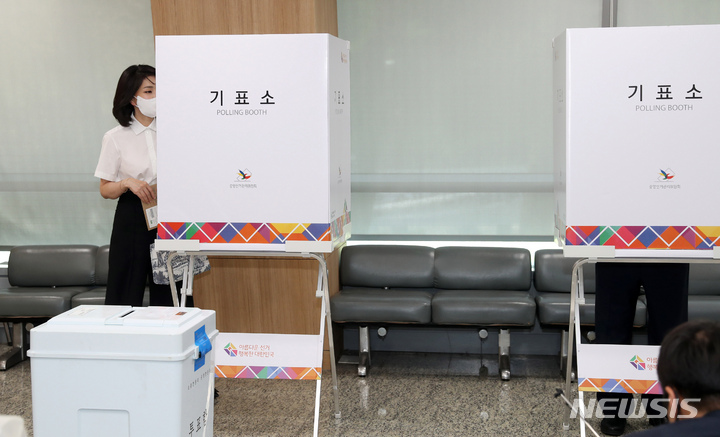 [서울=뉴시스] 홍효식 기자 = 김건희 여사가 제8회 전국동시지방선거 사전투표 첫날인 27일 서울 용산구 용산구의회에 마련된 사전투표소에서 기표를 마친 뒤 윤석열 대통령을 기다리고 있다. (대통령실통신사진기자단) 2022.05.27. yesphoto@newsis.com