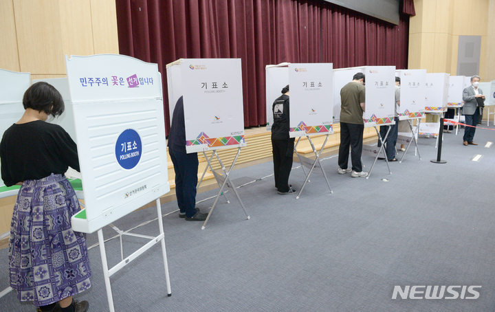 [울산=뉴시스] 배병수 기자 = 제8회 전국동시지방선거 사전투표 첫날인 27일 오후 울산 남구청 6층 삼산동투표소에서 유권자들이 사전투표를 하고 있다. 2022.05.27. bbs@newsis.com
