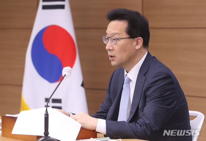 [세종=뉴시스] 강종민 기자 = 윤인대 기획재정부 경제정책국장 직무대행이 지난 27일 세종시 정부세종청사에서 서민생활 안정을 위한 긴급 민생안정 10대 프로젝트를 설명하고 있다. 2022.05.30. ppkjm@newsis.com