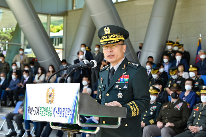 [서울=뉴시스] 추상철 기자 = 27일 충남 계룡대에서 열린 '제49·50대 육군참모총장 이·취임 및 전역식'에서 박정환 육군참모총장이 취임사를 하고 있다.(사진= 육군 제공) 2022.05.27. photo@newsis.com *재판매 및 DB 금지