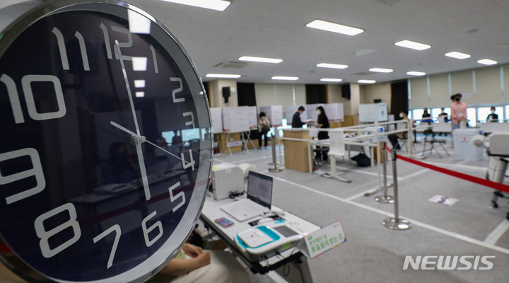 [서울=뉴시스] 권창회 기자 = 제8회 전국동시지방선거 사전투표 첫날인 27일 오후 서울 송파구 가락1동 주민센터에 마련된 사전투표소에서 유권자들이 투표소 마감을 앞두고 투표를 하고 있다. 2022.05.27. kch0523@newsis.com