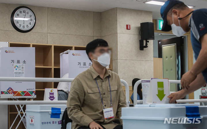 [서울=뉴시스] 권창회 기자 = 제8회 전국동시지방선거 사전투표 첫날인 27일 오후 서울 송파구 가락1동 주민센터에 마련된 사전투표소에서 유권자가 투표소 마감을 앞두고 투표를 하고 있다. 2022.05.27. kch0523@newsis.com