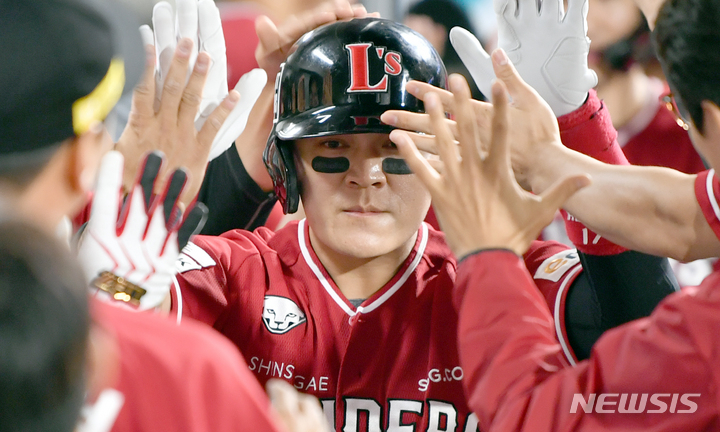 [광주=뉴시스] 류형근 기자 = 27일 오후 광주 북구 광주-기아챔피언스필드에서 열린 2022프로야구 KIA 타이거즈 대 SSG 랜더스의 경기, 9회초 1사 1, 2루에서 SSG 1번타자 추신수가 3점 홈런을 친 뒤 하이파이브 하고 있다. 2022.05.27. hgryu77@newsis.com