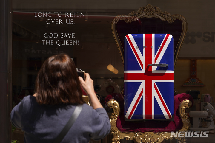 [런던= AP/뉴시스] 엘리자베스 여왕 즉위 70년 기념 국기가 내걸린 런던의 상점 
