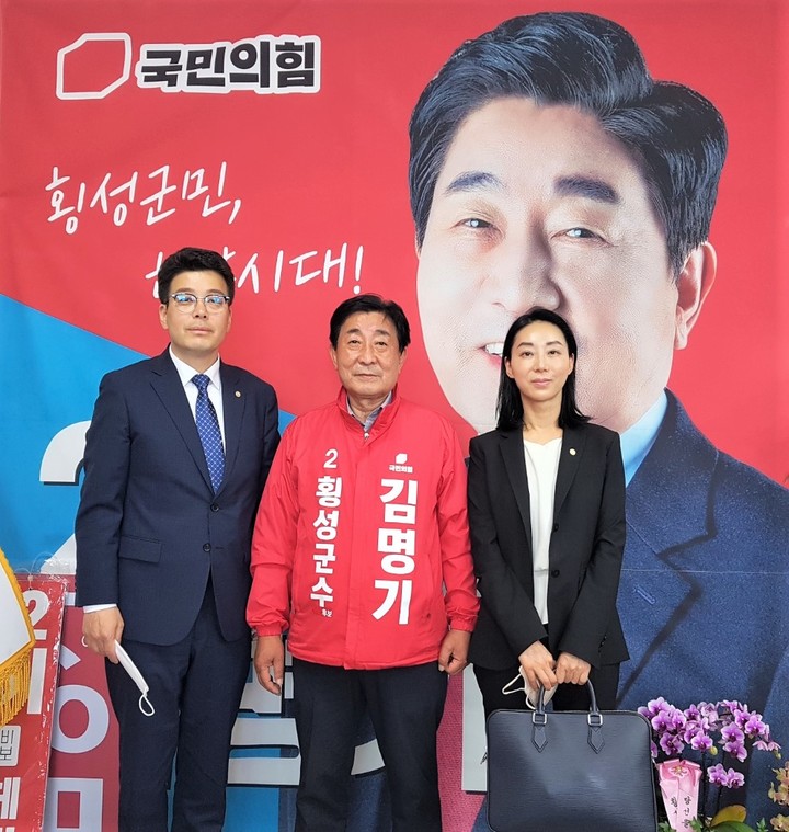 김명기 국민의힘 횡성군수 후보가 기업 대표들과 만나 상생발전 논의 후 포즈를 취하고 있다. (사진=김명기 선거사무소 제공) *재판매 및 DB 금지