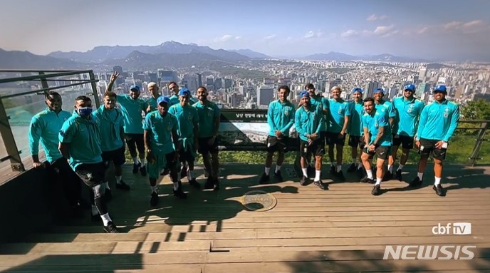 [서울=뉴시스]네이마르 등 브라질 선수단, 남산 나들이 (사진 = 브라질축구협회 SNS 캡처)