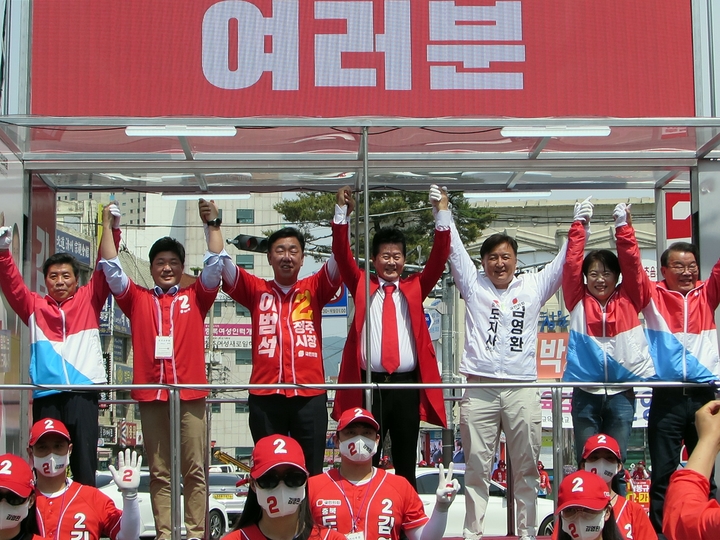 [청주=뉴시스] 천영준 기자 = 국민의힘 김영환 충북지사·이범석 청주시장 후보는 28일 오후 청주 육거리시장에서 이용 국회의원, 윤희숙 전 국회의원 등이 참석한 가운데 합동 유세를 펼쳤다. 2022.05.28. yjc@newsis.com *재판매 및 DB 금지