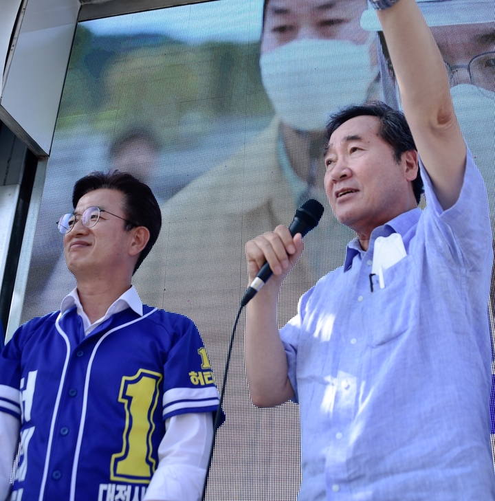 [대전=뉴시스] 조명휘 기자 =이낙연 더불어민주당 상임고문이 28일 오후 대전 대덕구 신탄진시장에서 지원유세를 하고 있다. (사진= 허태정 대전시장 후보 캠프 제공) 2022.05.28. photo@newsis.com *재판매 및 DB 금지