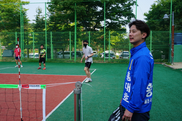 [수원=뉴시스] 이병희 기자 = 황대호 경기도의회 의원 후보가 6·1 지방선거 전 마지막 주말인 28일 수원시 장안구 밤빝청개구리공원 족구장에서 율천족구회 경기 심판을 보고 있다. 2022.05.28. iambh@newsis.com *재판매 및 DB 금지