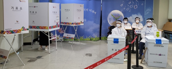 [대구=뉴시스] 고여정 기자 = 대구시 중구의 한 사전투표소에서 코로나19 확진자 투표가 시작됐다. 2022.05.28 ruding@newsis.com *재판매 및 DB 금지